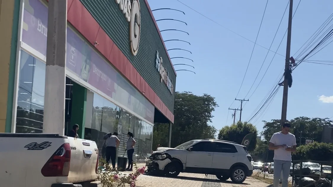 Motorista perde o controle, atinge moto e carros e colide com a Loja G em Rondonópolis