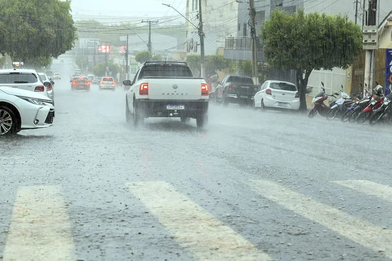 CDATA[O Instituto Nacional de Meteorologia emitiu previsão indicando condições adversas para esta segunda-feira (1º) em Rondonópolis. A cidade enfrentará pre...
Redação AtualMT
14/05/2026
![INMET emite alerta de chuvas intensas para Rondonópolis até terça-feira