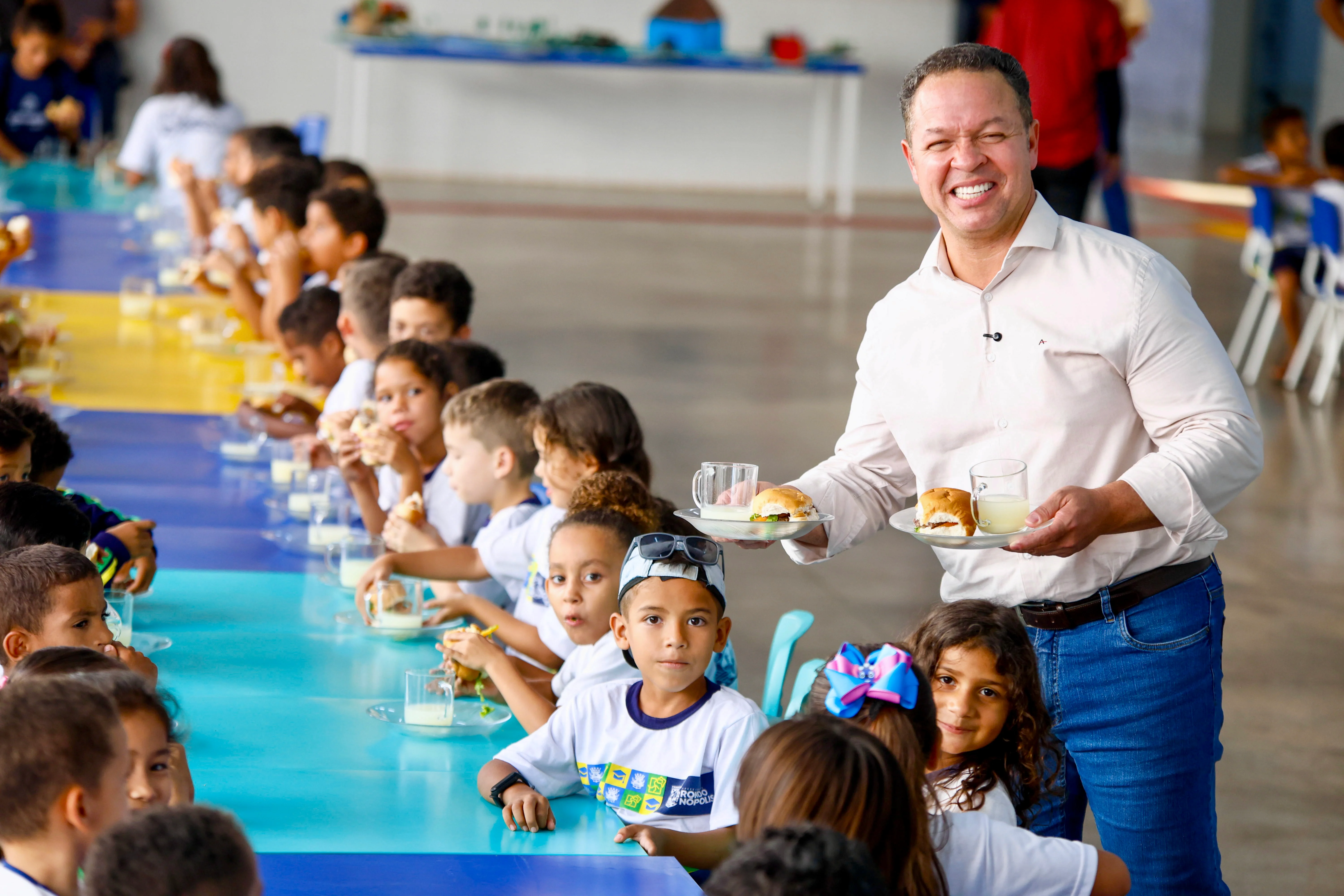 Prefeito Cláudio Ferreira inova com dia de lanche especial na merenda escolar